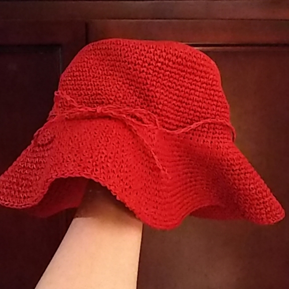 red floppy beach hat